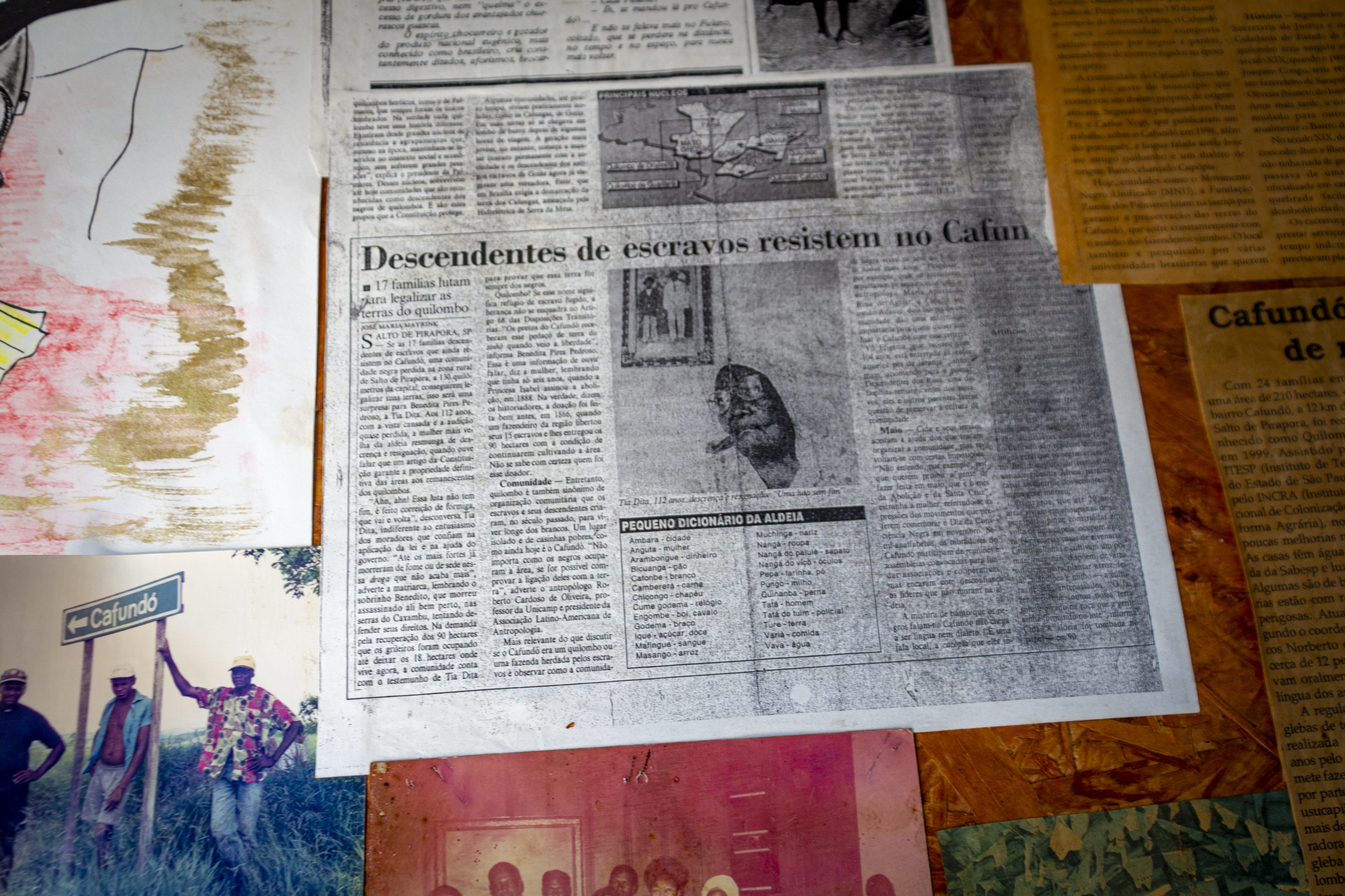 Imagem que mostra em detalhe uma reportagem sobre o quilombo com o título “Descendentes de escravos resistem no Cafundó” exposta no mural da Casa de Cultura do Quilombo.  (Foto: Mapy Barbosa)