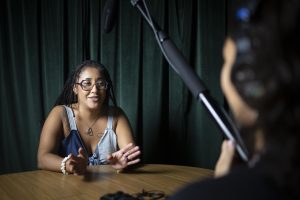 Juliana Gonçalves sob o registro sonoro de Luiza Akimoto, diretora de sonoplastias do podcast. Imagem de Alícia Peres.