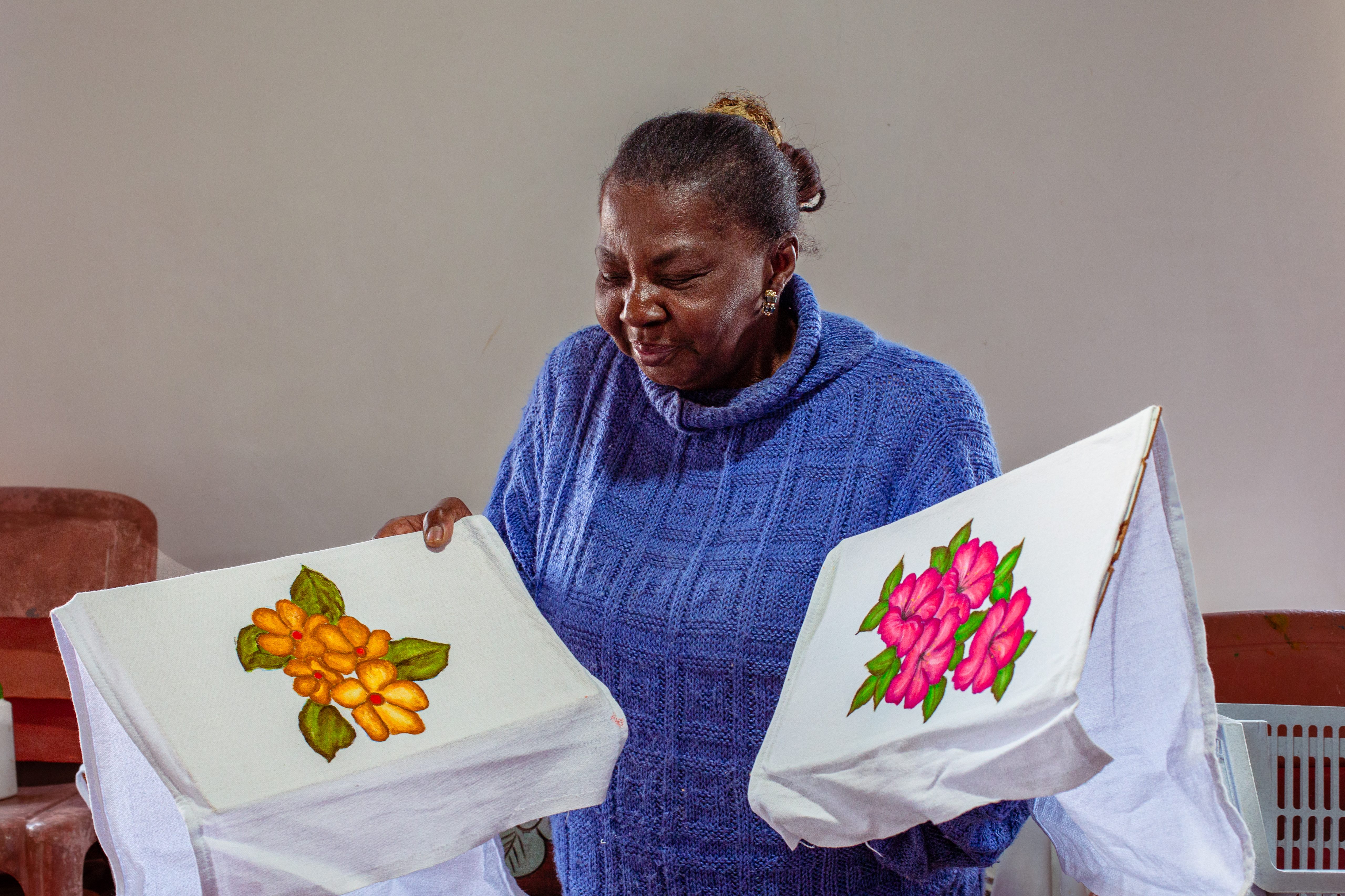 Dona Glória mostra trabalhos realizados na associação (foto Vitori Jumapili)
