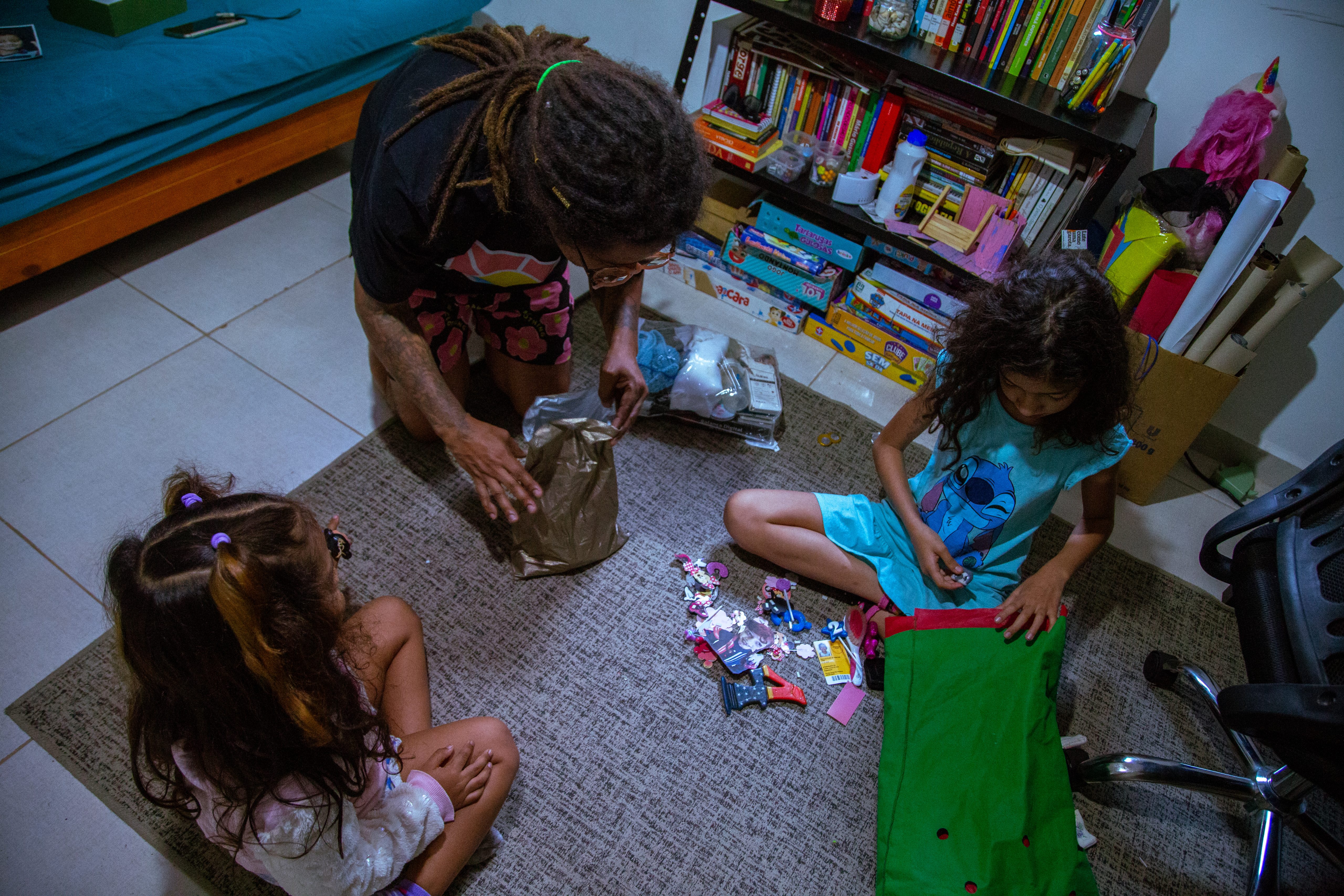 Em dias úteis, Tiago passa a noite com a meninas. Aos finais de semana, divide os cuidados e recebe seu filho Rafael em casa