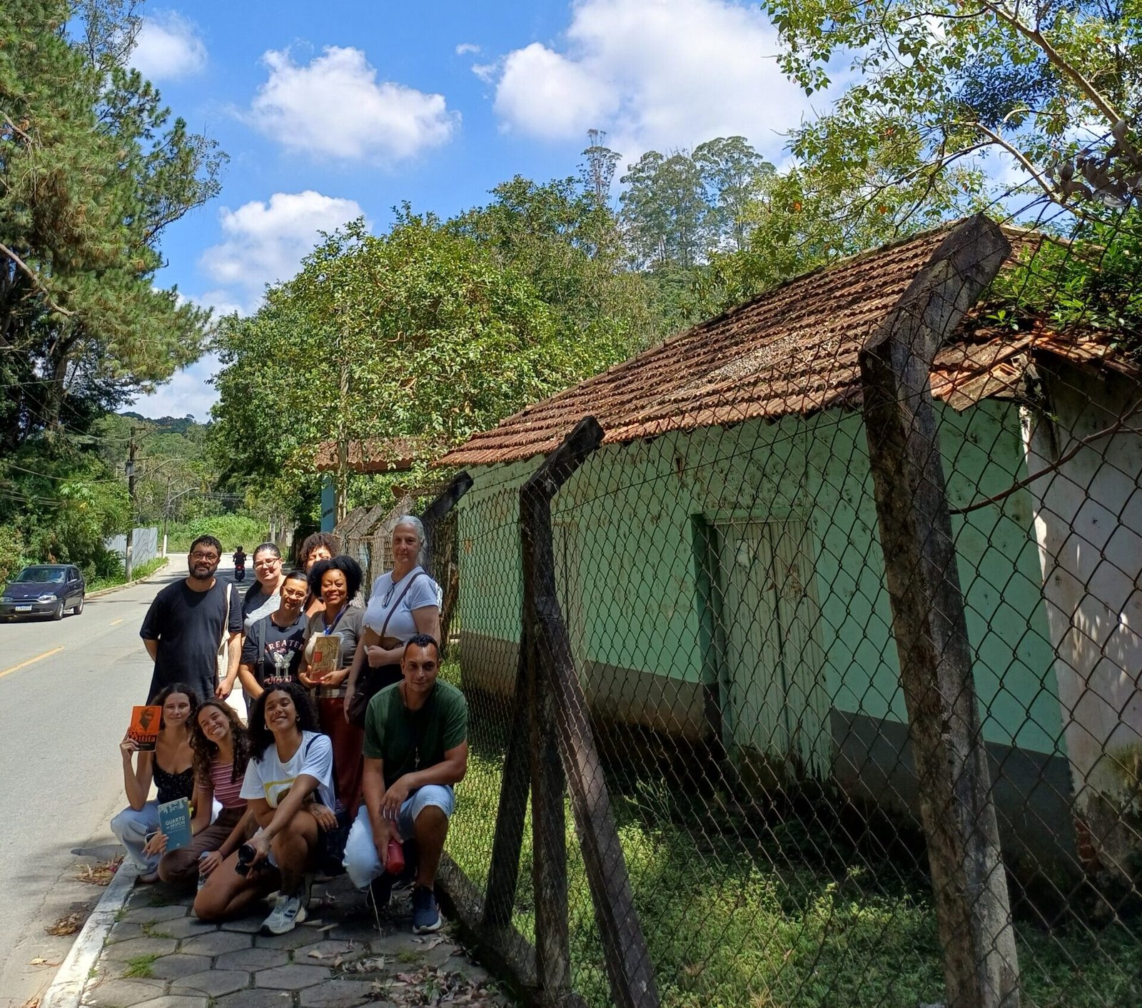 Grupo reunido em frente a casa em que Carolina viveu (foto: Carolina Rosa)