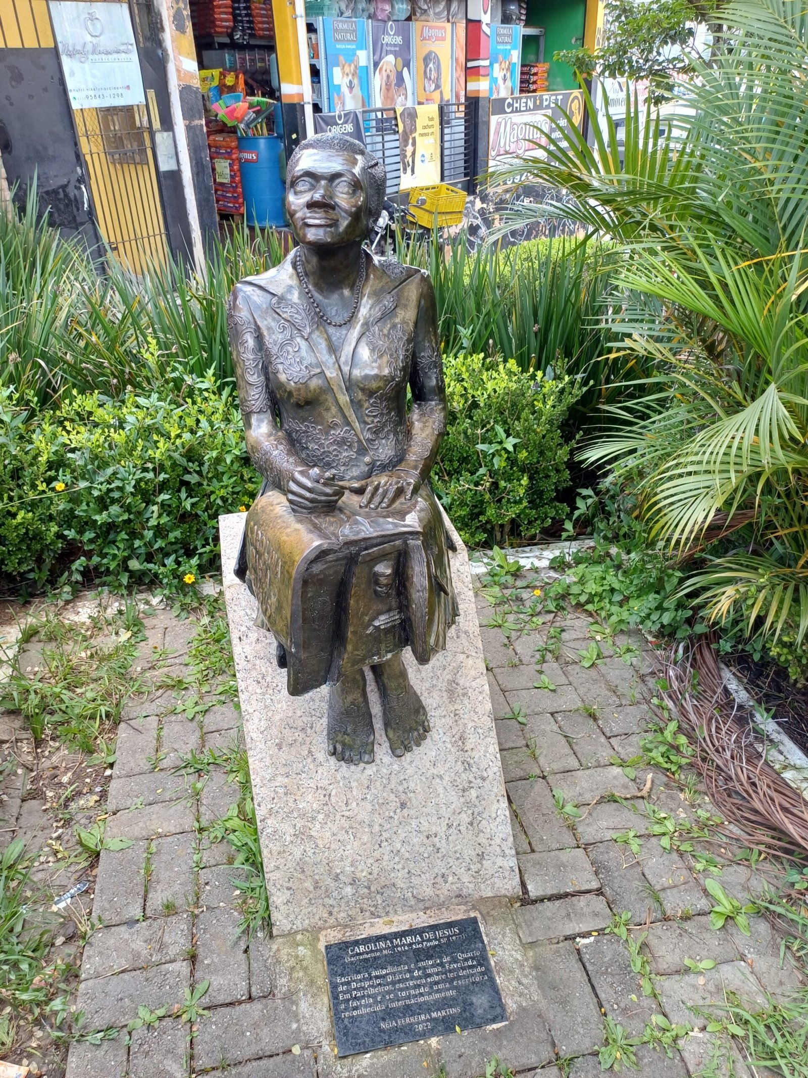 Estátua de Carolina Maria de Jesus no centro de Parelheiros (Foto: Carolina Rosa)