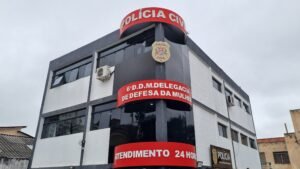 Fachada da Delegacia de Defesa da Mulher, em Santo Amaro, com funcionamento 24 horas por dia (Foto: Viviane Lima)