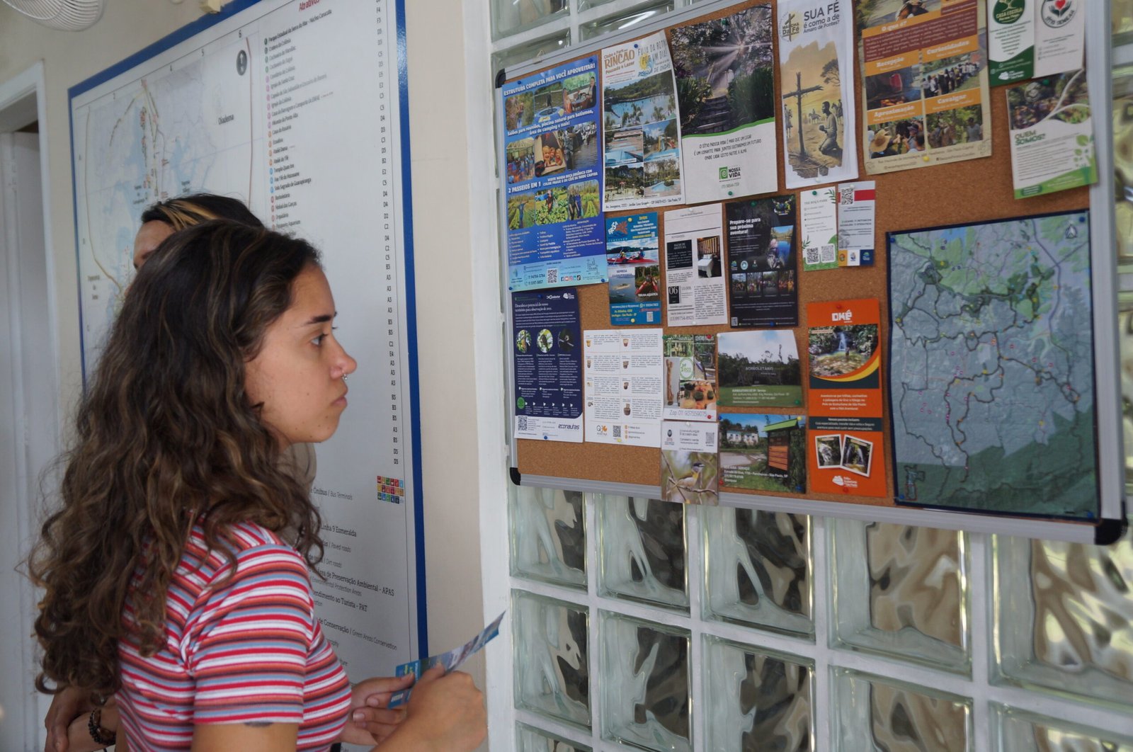 Visitante no ponto de informações do Polo Ecoturístico de Parelheiros Grupo se reúne em letreiro na entrada do distrito de Parelheiros (Foto: Carolina Rosa)
