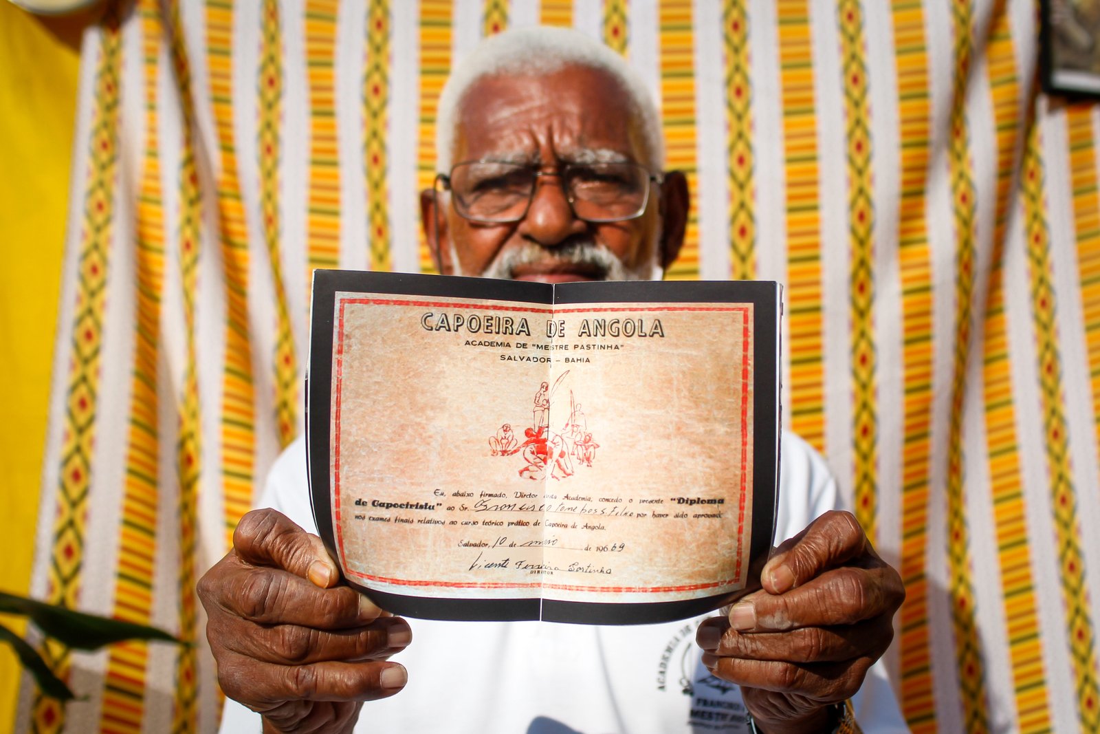 Mestre Bigo e certificado que recebeu das mãos de Mestre Pastinha (foto: Douglas Fontes)