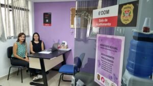 Ivone Albino (esquerda) e Jessica Beleza são assistentes sociais que prestam atendimento na Delegacia da Mulher de Santo Amaro (foto: Viviane Lima)