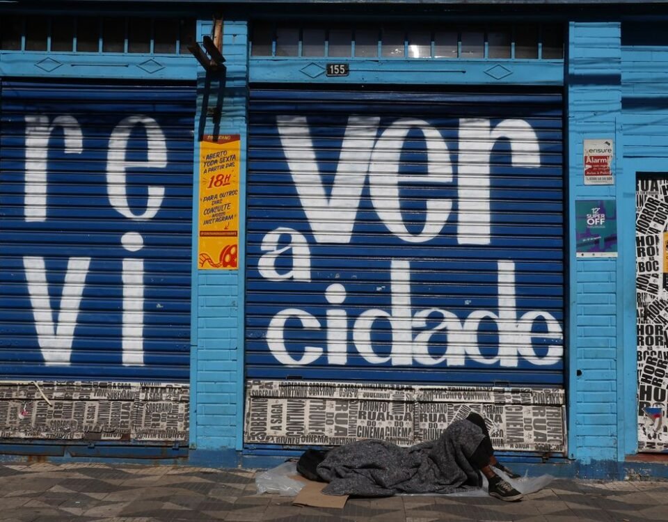 Homem em situação de vulnerabilidade social dorme em calçada na rua Triunfo, em Santa Ifigênia. Foto: Rovena Rosa/Agência Brasil