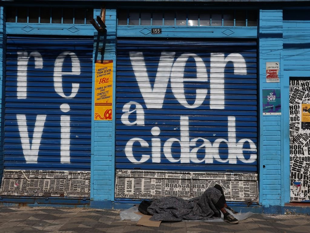 Homem em situação de vulnerabilidade social dorme em calçada na rua Triunfo, em Santa Ifigênia. Foto: Rovena Rosa/Agência Brasil