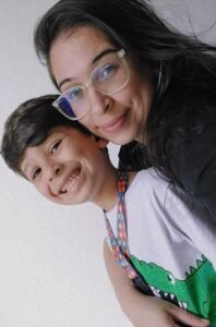 Lis Teodozio e o filho Dante, de 6 anos, que está no TEA (divulgação)