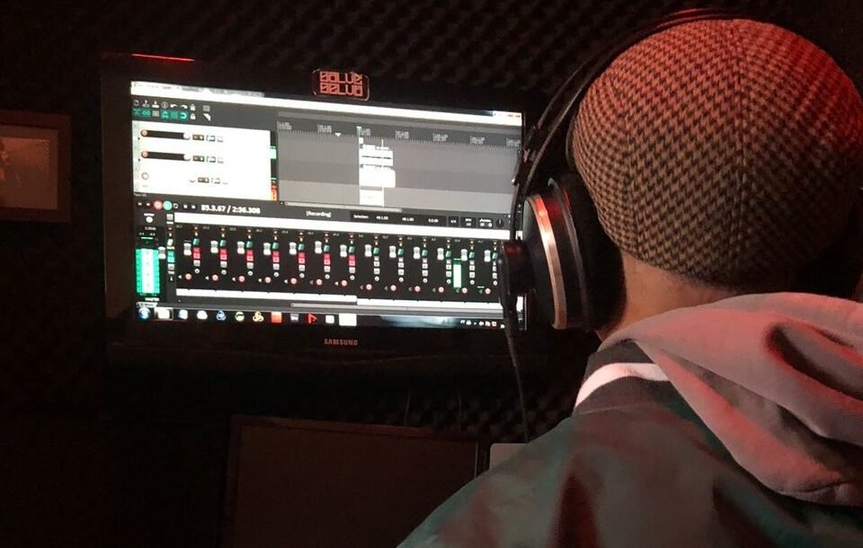 Tigone em produção musical no estúdio (foto divulgação)