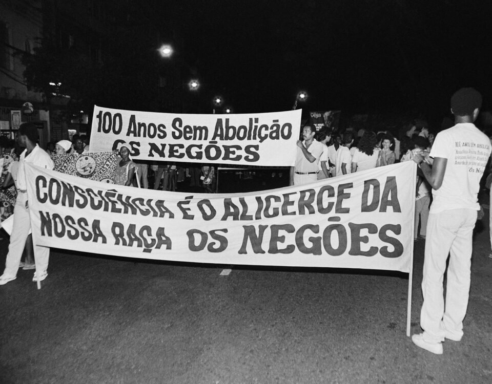 Protesto no centenário da Abolição da escravidão, Salvador, BA, 1988. Foto de Rogério Santos / Zumví Arquivo Afro Fotográfico.