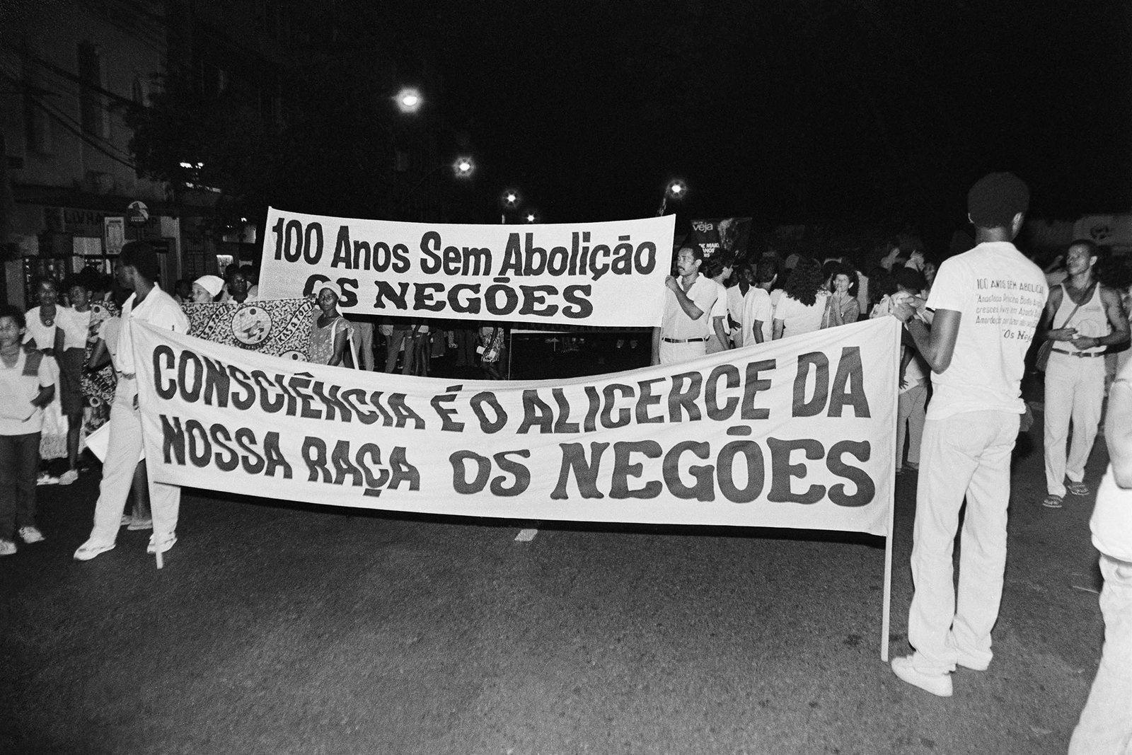 Protesto no centenário da Abolição da escravidão, Salvador, BA, 1988. Foto de Rogério Santos / Zumví Arquivo Afro Fotográfico.