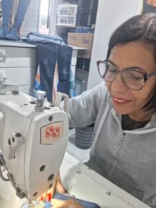 Sandra Penna, artesã que utiliza IA para aplicar roupas que produz em modelos geradas por computação