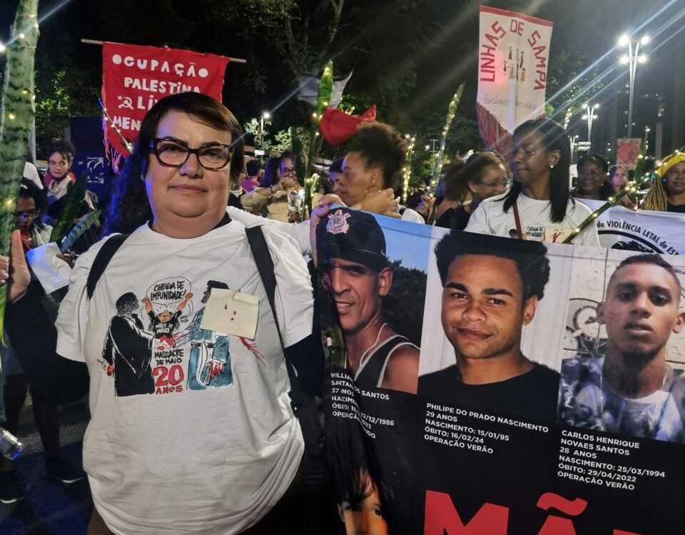 Cleimara do Prado durante ato do Cordão da Mentira, que relembrou os 20 anos dos Crimes de Maio em São Paulo (foto Viviane Lima)