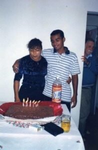Débora em seu aniversário, com o filho Rogério (arquivo pessoal)