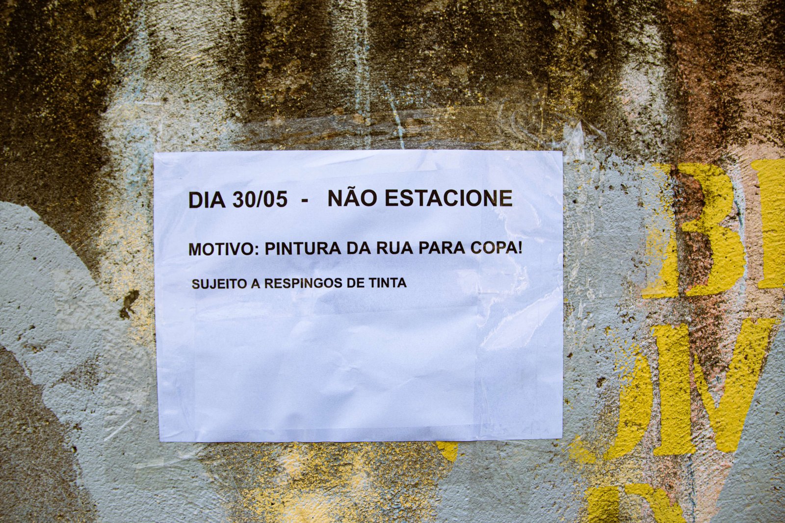 Organização orienta população sobre pintura de rua no Parque Regina, antes do início da Copa do Mundo