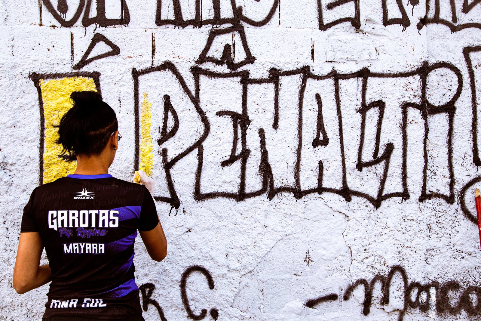 Além da rua, o FC Garotas pintou muros de casas locais
