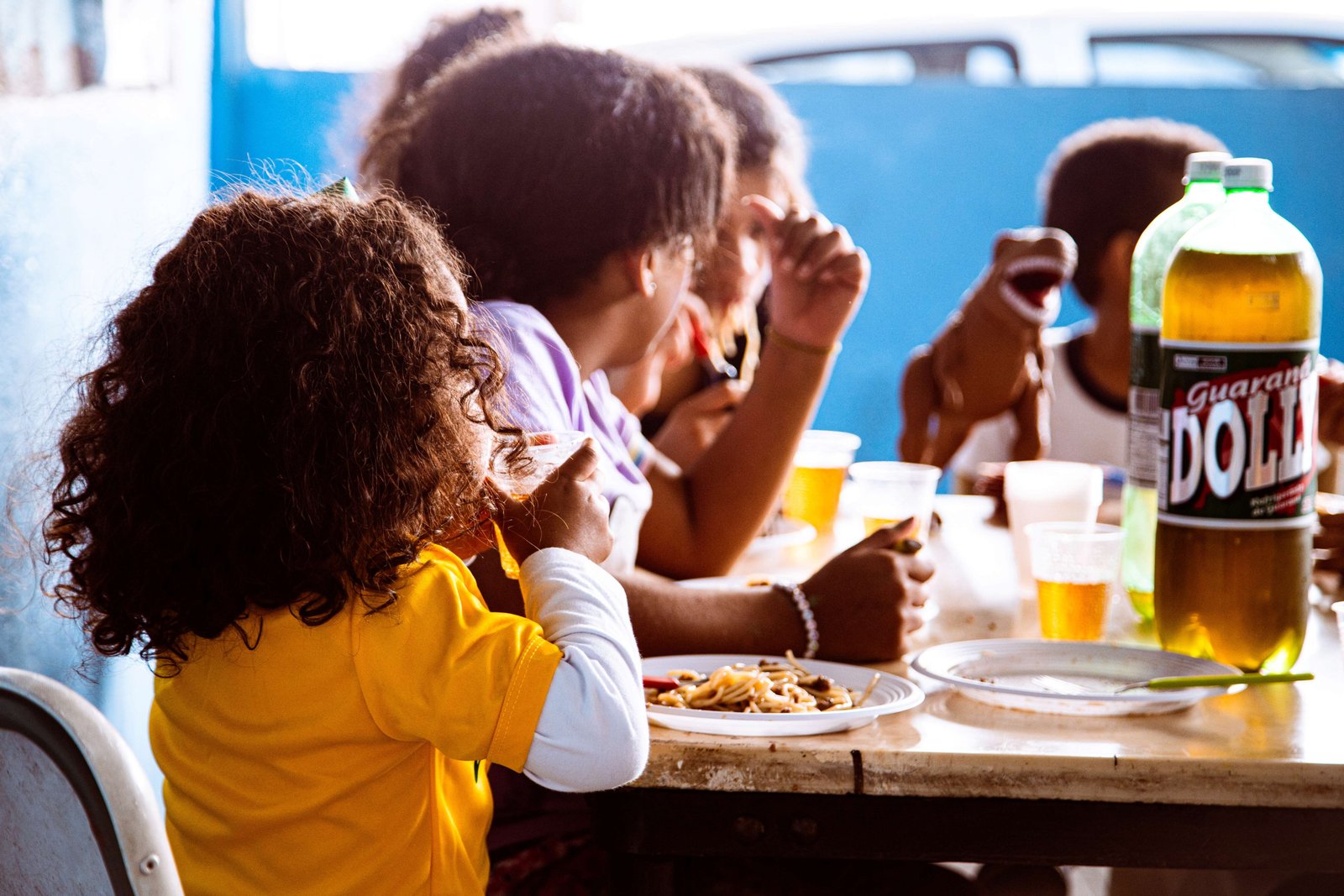 O projeto de futebol feminino FC Garotas e a Biblioteca Djeanne Firmino oferecem lanche para as crianças participantes da mobilização