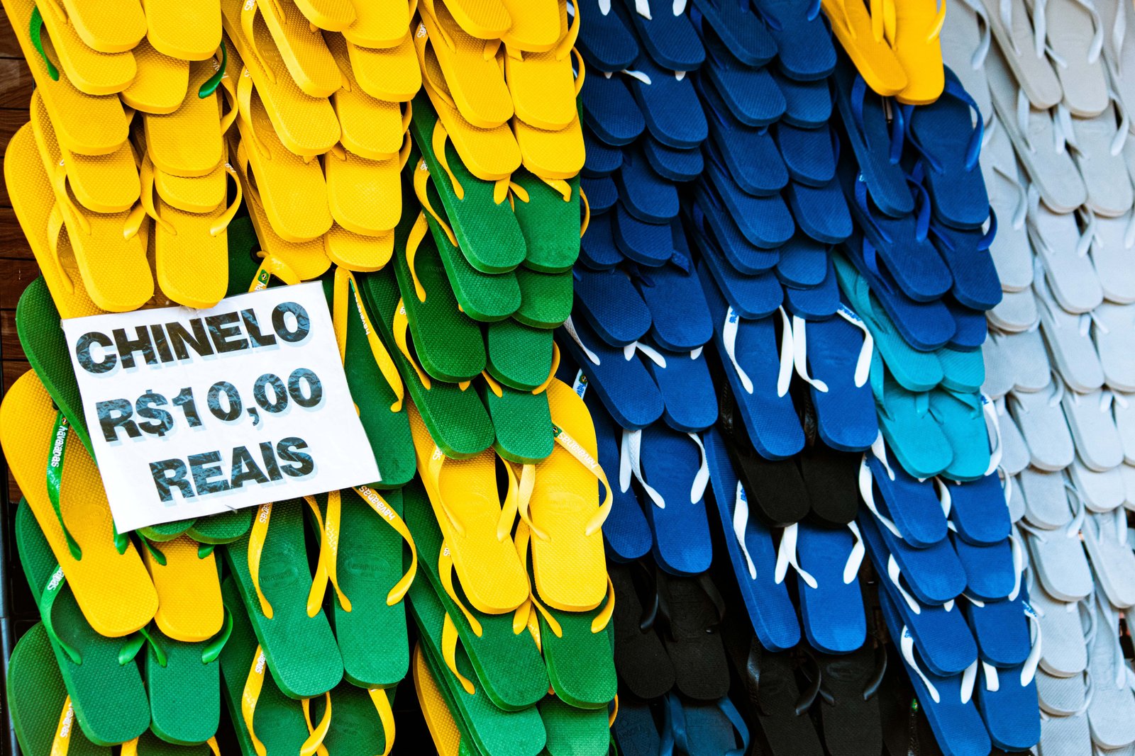 Até chinelos nas cores da bandeira estão à venda