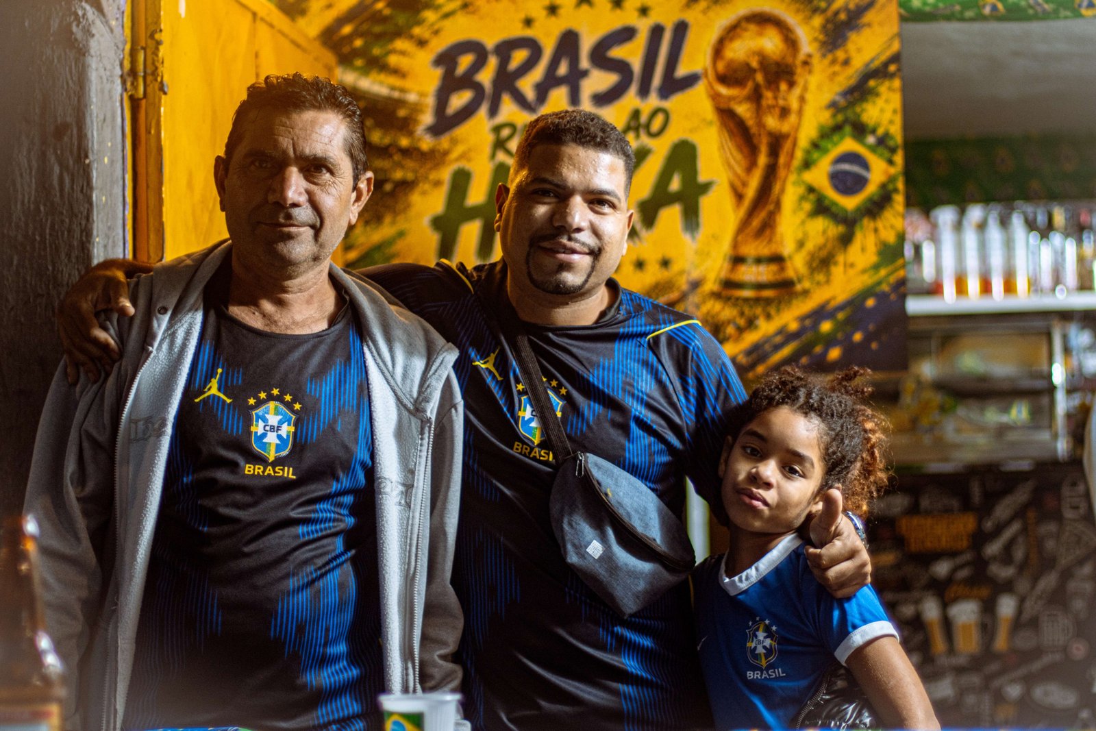 No Jardim Lucélia, moradores fecham a rua para assistir estreia do Brasil na Copa