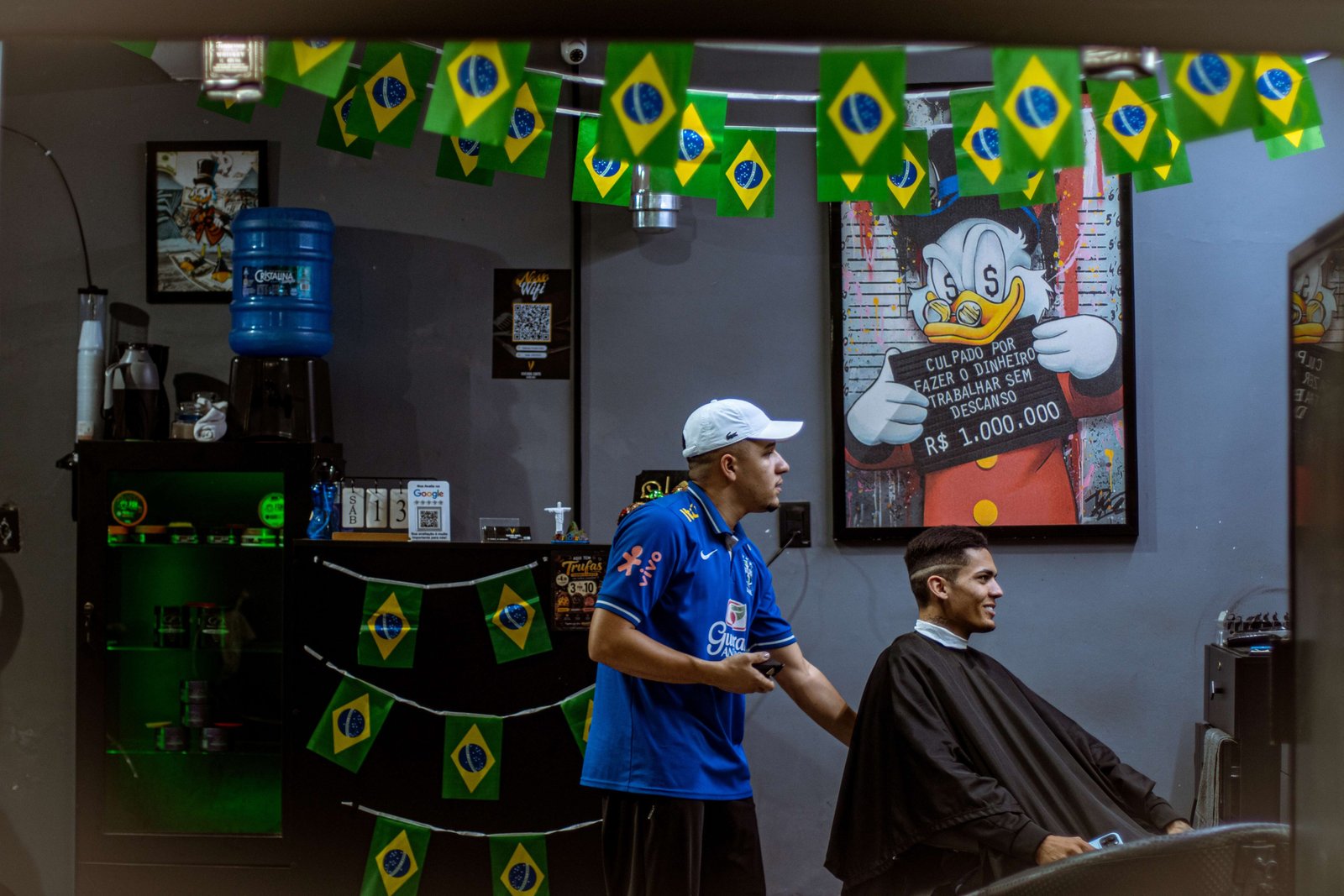 No Grajaú, clima da Copa toma conta até de barbearia