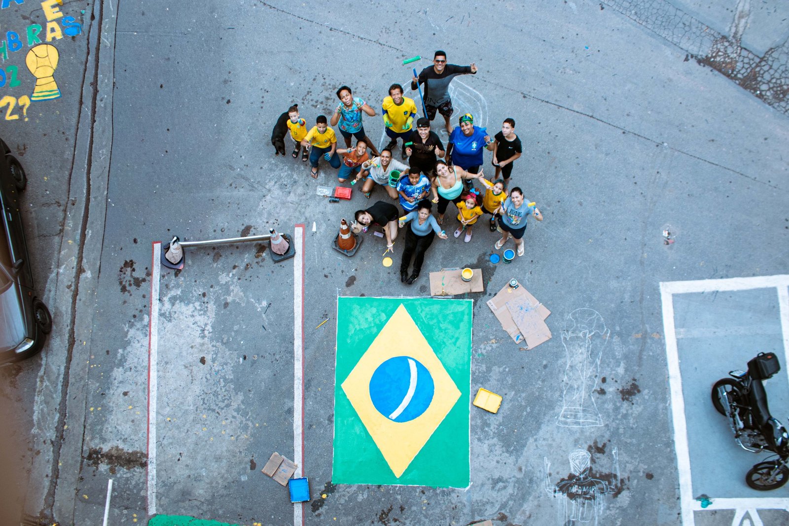 No Jardim Ibirapuera, pessoas posam para foto em frente à bandeira no último domingo (14/6), um dia após a estreia do Brasil na Copa do Mundo