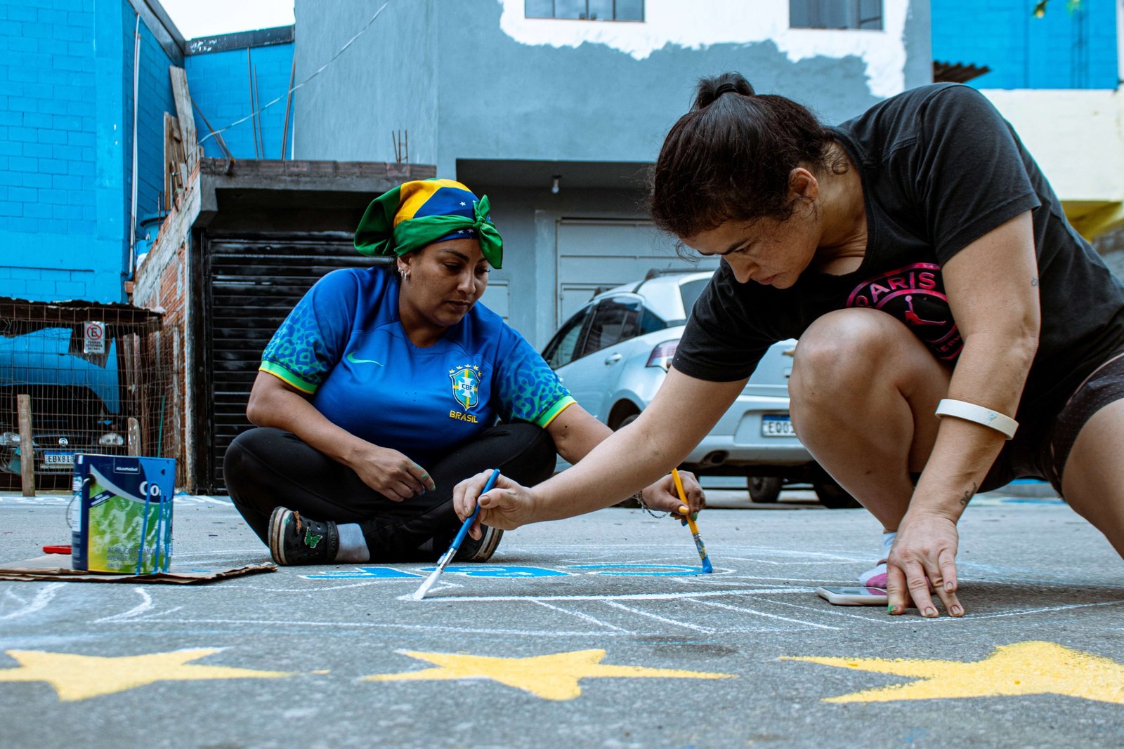 A pintura da rua foi possível graças à doação de tintas, rolos e pincéis feita pelo Bloco do Beco, organização cultural e educativa da região