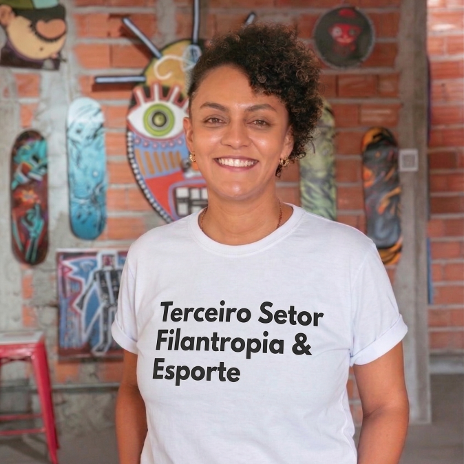 Daiany França Saldanha: Apresentadora do podcast Vozes do Esporte, diretora geral da Mais Impacto e vice-diretora do Instituto Mudar o Jogo. Pesquisadora de esporte e filantropia, é mestra e doutoranda em Mudança Social e Participação Política pela EACH-USP. Possui mais de 20 anos de atuação no terceiro setor e esporte. Acompanhe em @daiany.ong
