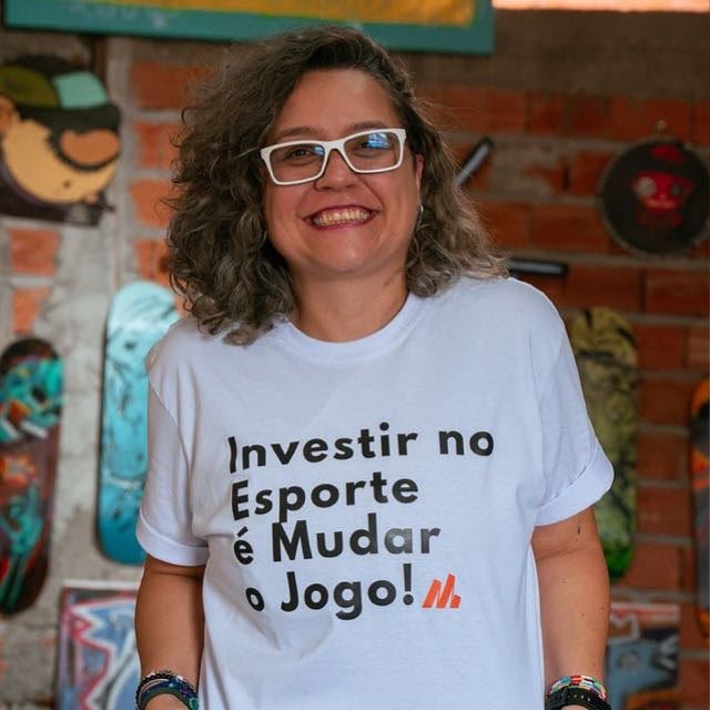 Carolina Farias Moraes: Apresentadora do podcast Vozes do Esporte, coordenadora de projetos na Mais Impacto e vice-presidenta do Instituto Mudar o Jogo. Socióloga do esporte, doutoranda em Mudança Social e Participação Política pela EACH-USP. Possui mais de 20 anos de atuação na área social e esportiva. Acompanhe em @carol.fariasmoraes
