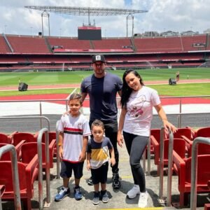 Maria Erivânia em foto com o marido Wagner e filhos, no estádio do Morumbi (arquivo pessoal)