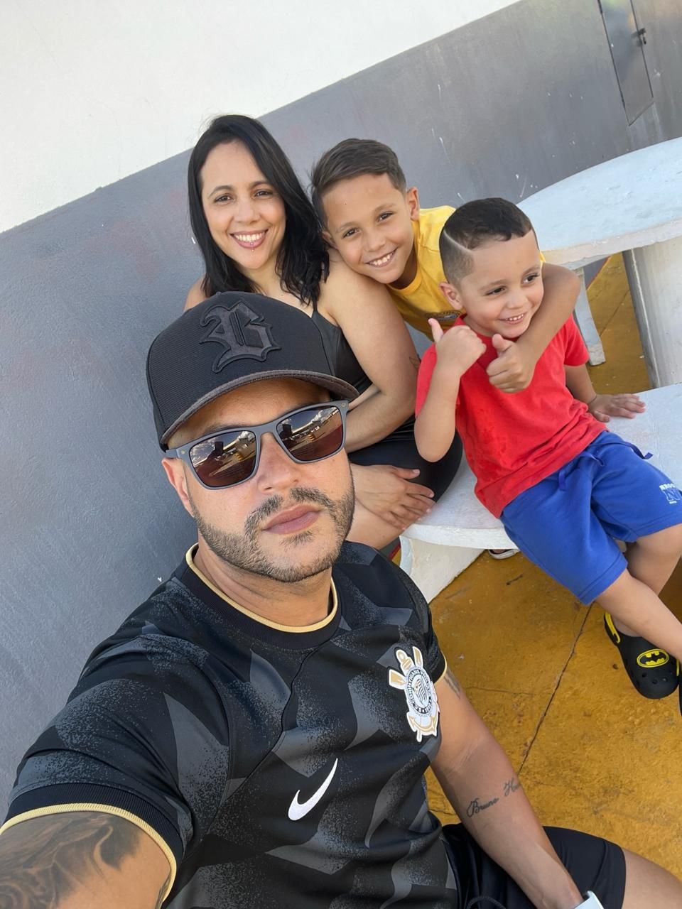 Maria Erivânia em foto com o marido Wagner e filhos (arquivo pessoal)