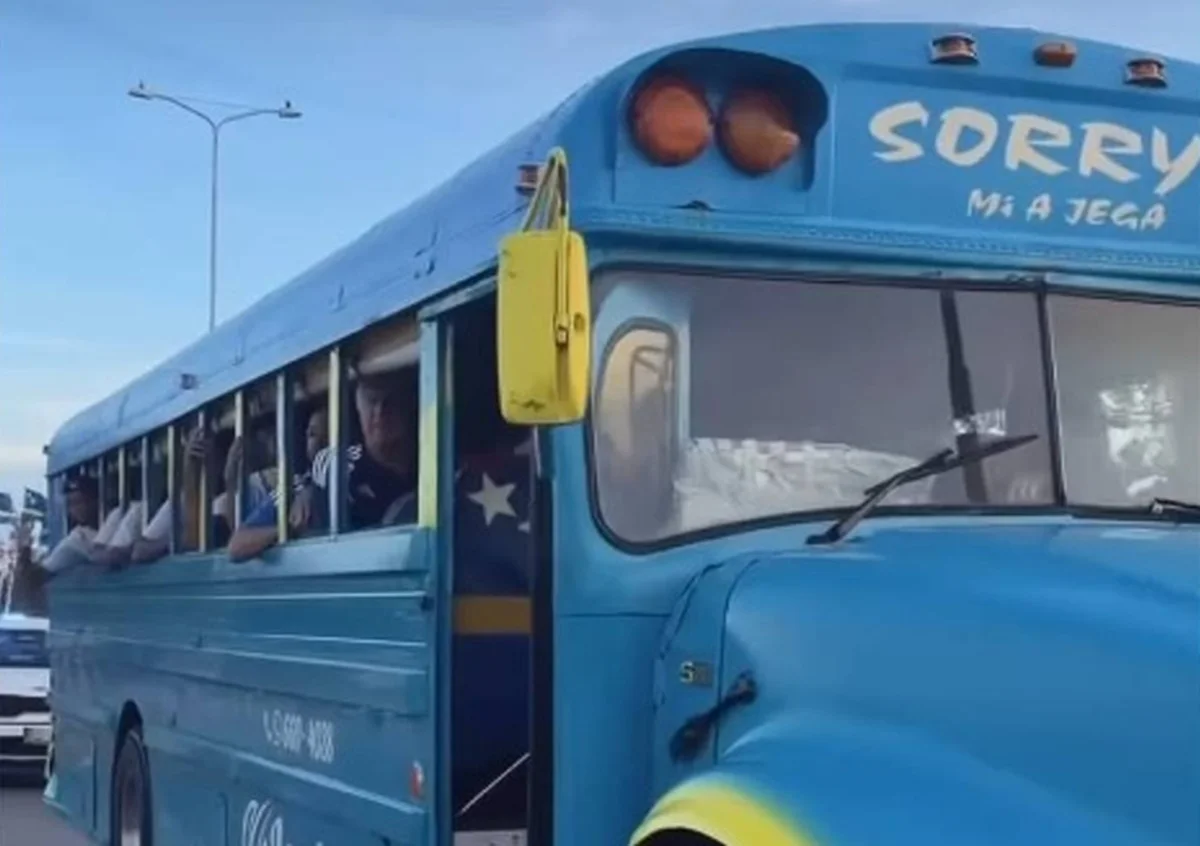 Ônibus da seleção de Curação. (Reprodução Redes Sociais)