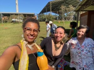 Érica Cassandy, Carol França e Dona Terezinha, no Encontro Geral do Abya Yala 2025, no Espaço Julita (arquivo pessoal)