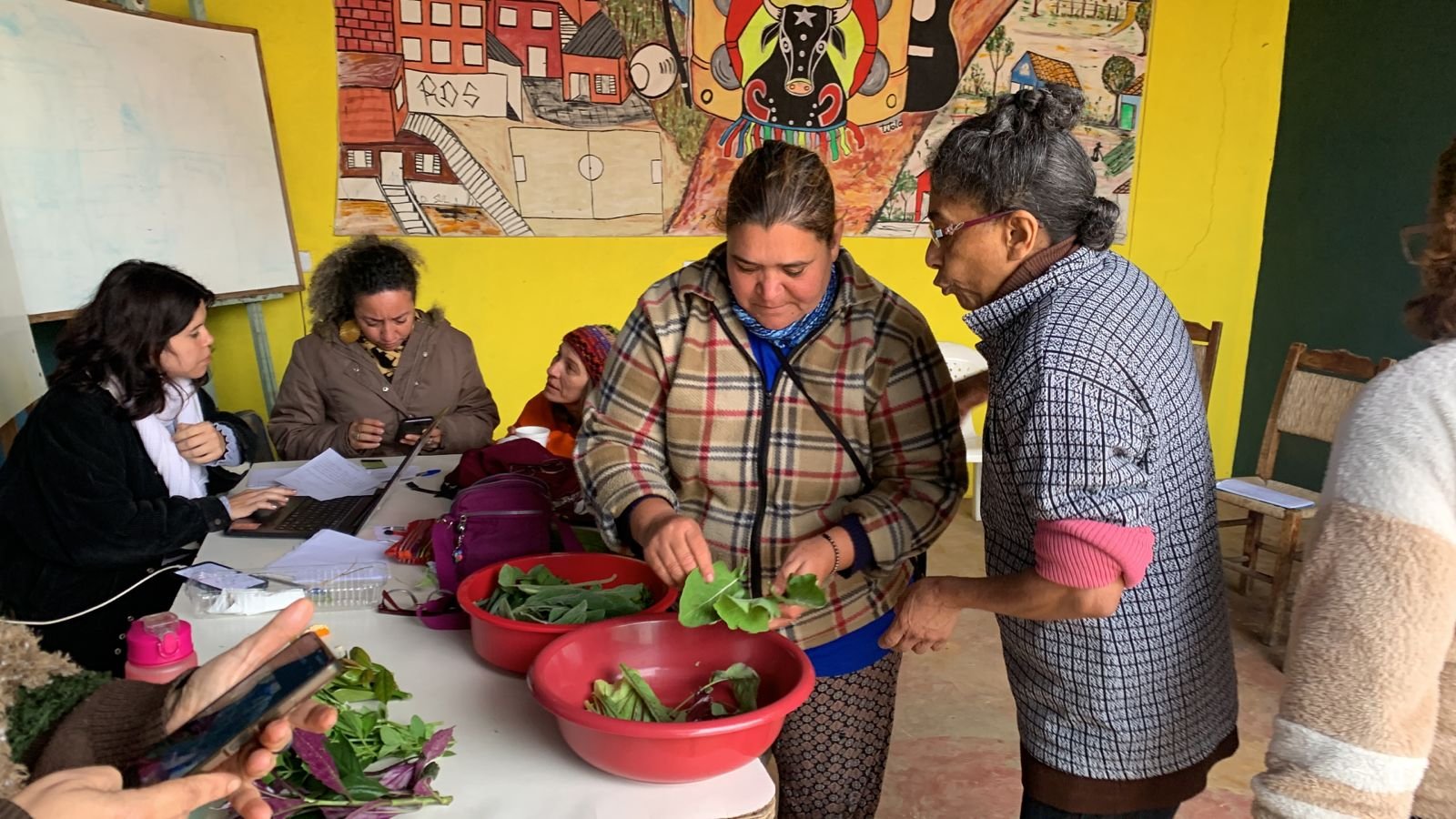 Da esquerda pra direita: Vitória Viana, Tati Candeia, Dona Estelita e Mara Alves, Espaço de Cultura Candearte, na aula da Escola Feminista Abya Yala (arquivo pessoal)