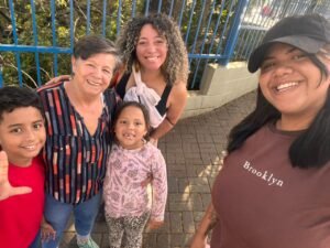 Rainha, do Coletivo Mulheres do Noroeste, e seus sobrinhos, no Terminal Campo Limpo, a caminho da aula no Candearte (arquivo pessoal)