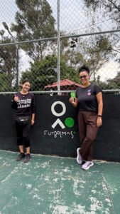 Daiany (dir.) com o cartão verde e jovem da organização (arquivo pessoal)