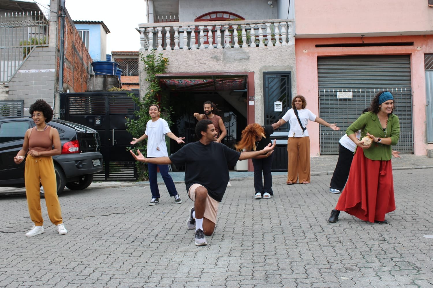 Ensaio aberto do grupo em frente à Casa Identidade Oculta, no Jardim Gaivotas