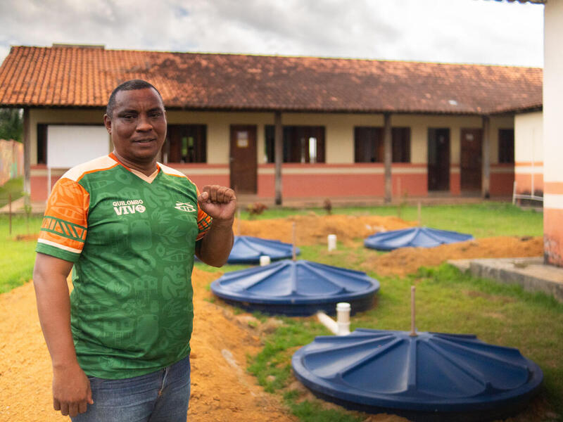 Na Vila do Carmo do Maruanum, zona rural de Macapá (AP), o Coletivo Utopia Negra Amapaense e a Escola Estadual Prof. Raimundo Pereira da Silva instalaram uma fossa séptica biodigestora, que amplia o acesso ao saneamento básico e reduz a contaminação da água e do solo. Na foto, Waldemyr Barbosa, diretor da escola. (foto Marlon Vieira / Greenpeace)