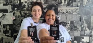 Jéssica Alves e Carolaine, Agentes de Integridade da Informação da Periferia em Movimento, batem de porta em porta para ouvir população (foto Periferia em Movimento)