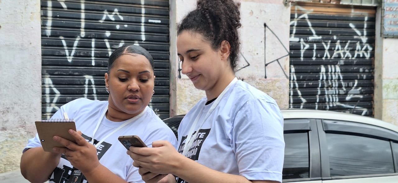 Jéssica Alves e Carolaine Nunes, Agentes de Integridade da Informação da Periferia em Movimento, batem de porta em porta para ouvir população (foto Periferia em Movimento)