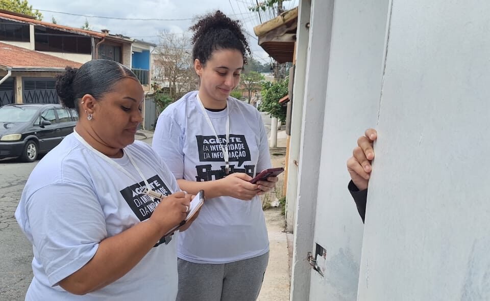 Jéssica Alves e Carolaine Nunes, Agentes de Integridade da Informação da Periferia em Movimento, batem de porta em porta para ouvir população (foto Periferia em Movimento)