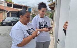 Jéssica Alves e Carolaine Nunes, Agentes de Integridade da Informação da Periferia em Movimento, batem de porta em porta para ouvir população (foto Periferia em Movimento)