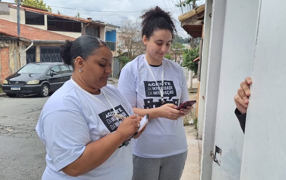 Jéssica Alves e Carolaine Nunes, Agentes de Integridade da Informação da Periferia em Movimento, batem de porta em porta para ouvir população (foto Periferia em Movimento)