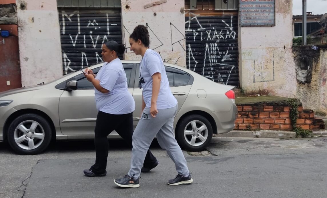 Jéssica Alves e Carolaine, Agentes de Integridade da Informação da Periferia em Movimento, batem de porta em porta para ouvir população (foto Periferia em Movimento)