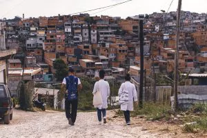 Equipe multidisciplinar nas proximidades da casa de moradora no Jardim Vera Cruz, zona Sul de São Paulo