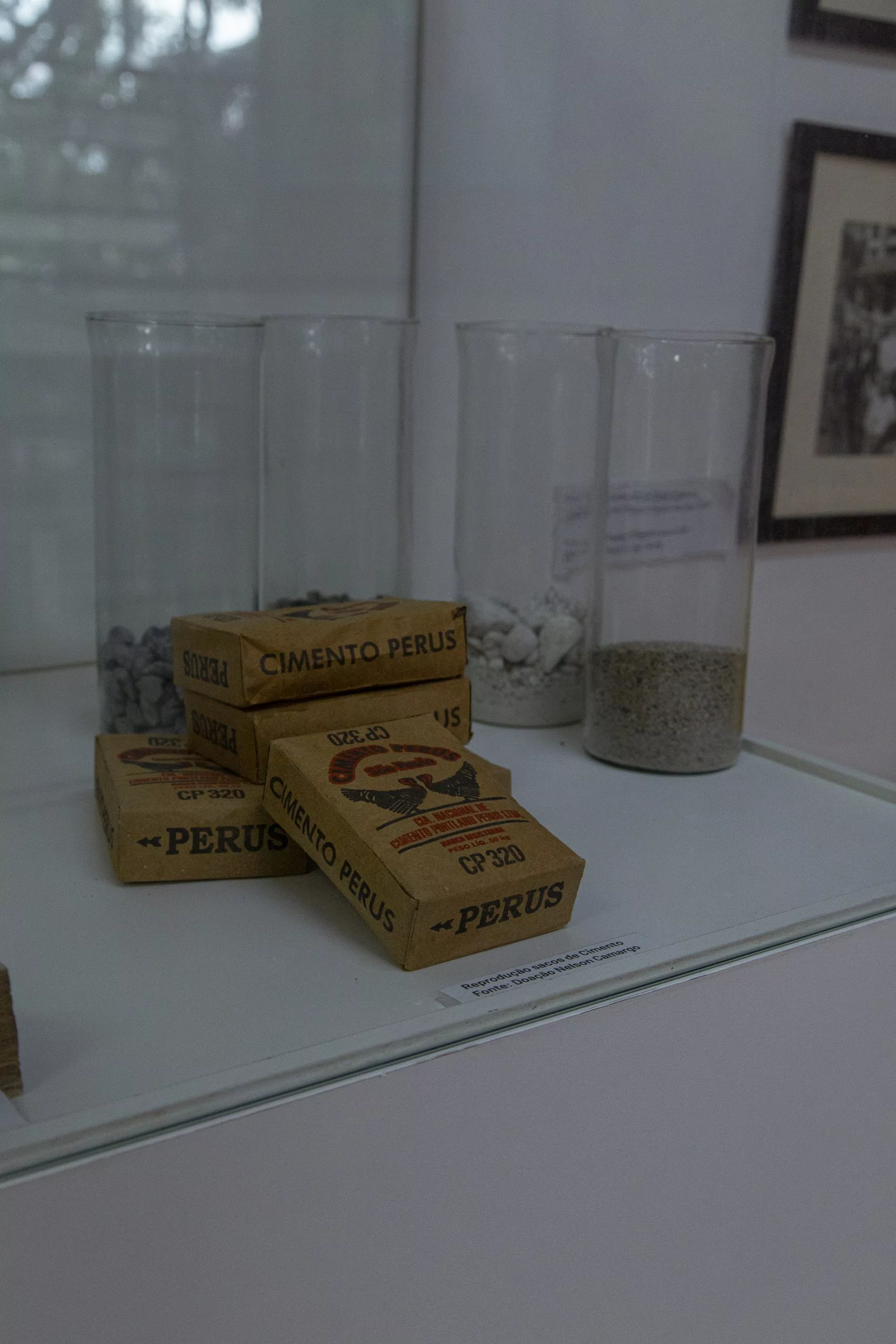 Na exposição, cimento e miniatura de saco de material produzido na fábrica