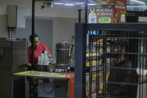 Trabalho em quiosque de alimentação no Terminal Grajaú