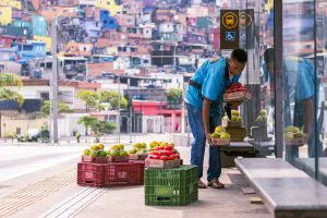 Apesar de ficar muitas horas exposto ao calor e correr o risco de tomar chuva, o vendedor não tem práticas de proteção e cuidado pessoal para se proteger das adversidades do clima.