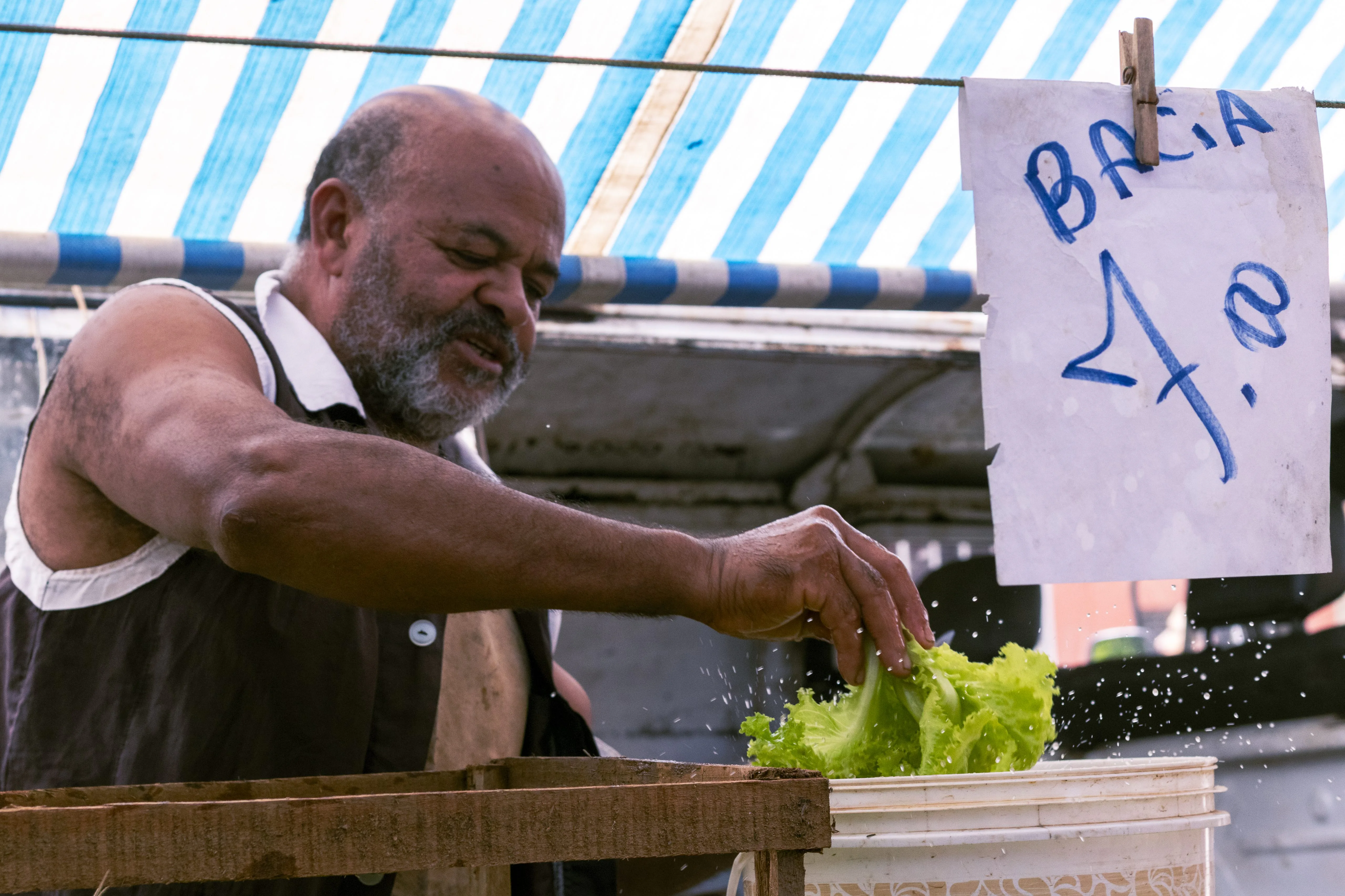 Sebastião trabalha todos os dias da semana. Nos dias em que não faz feira, cuida da roça e prepara os alimentos para o ofício