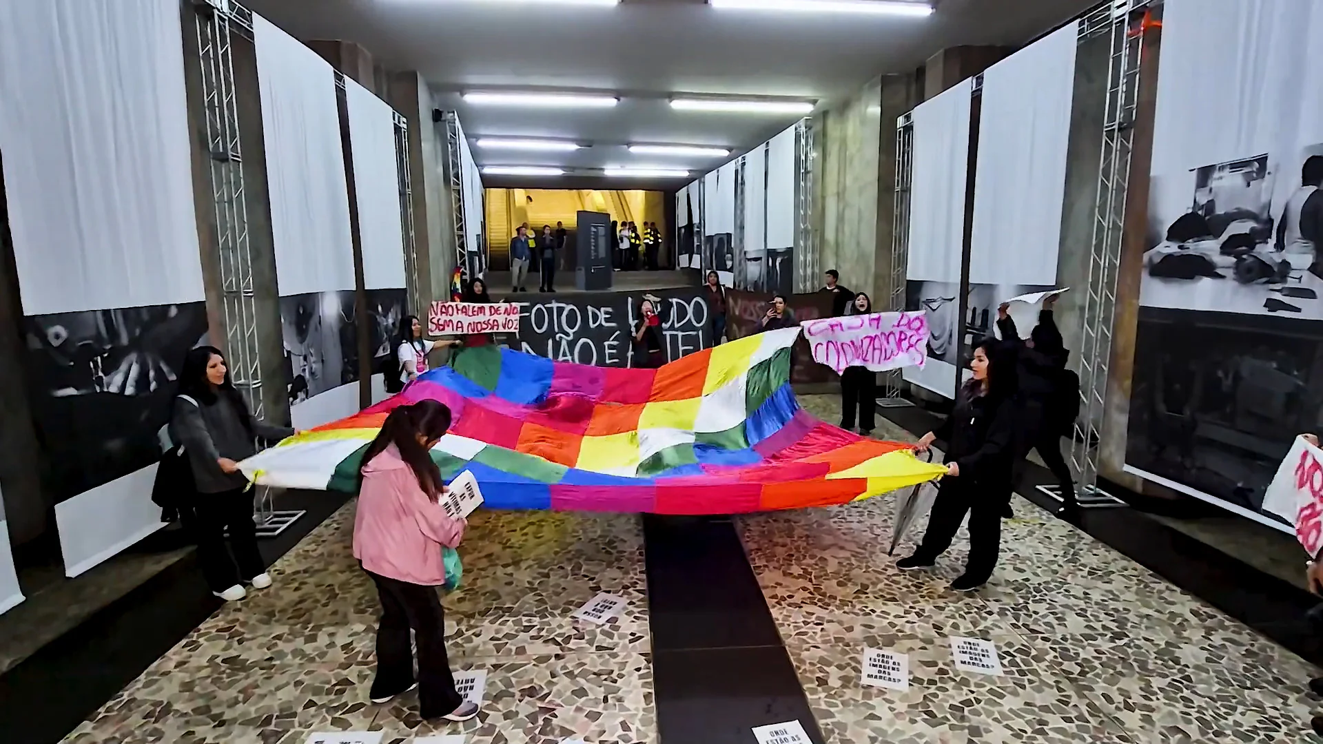 Bandeira Wipala aberta em protesto (reprodução)
